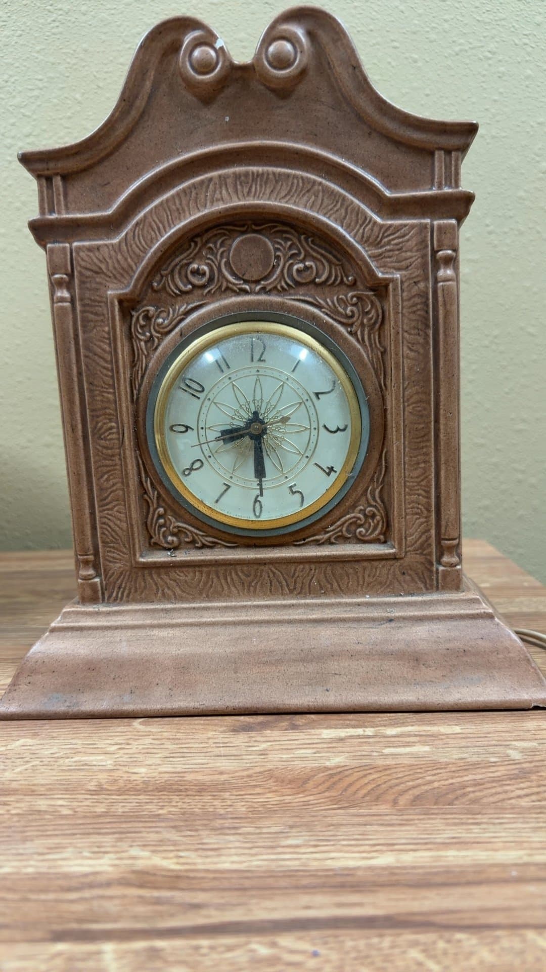 Vintage Electric Quartz Mantel Clock - Image 1
