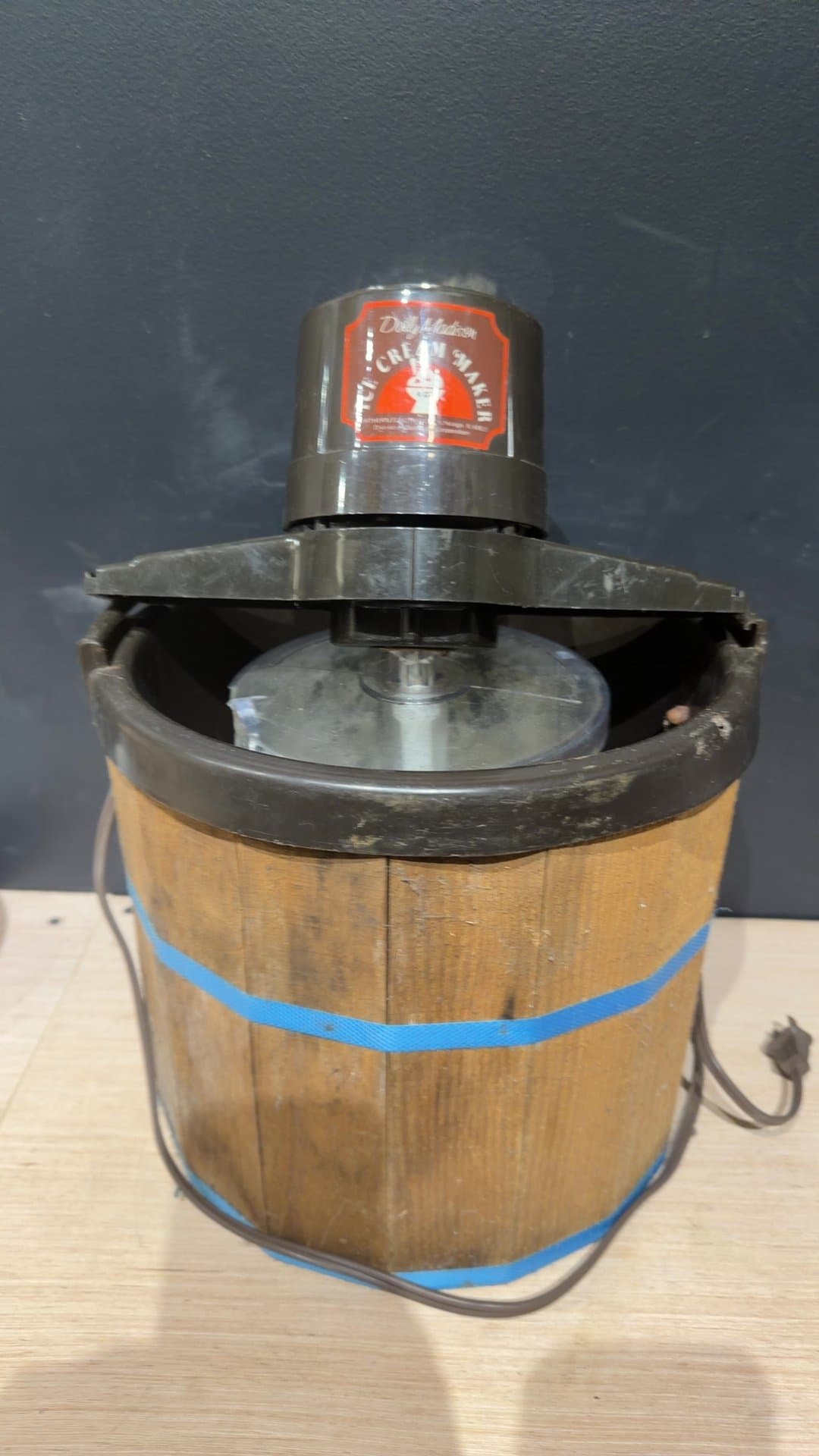 Dolly Madison Vintage 4 Qt. Electric Ice Cream Maker - Image 1