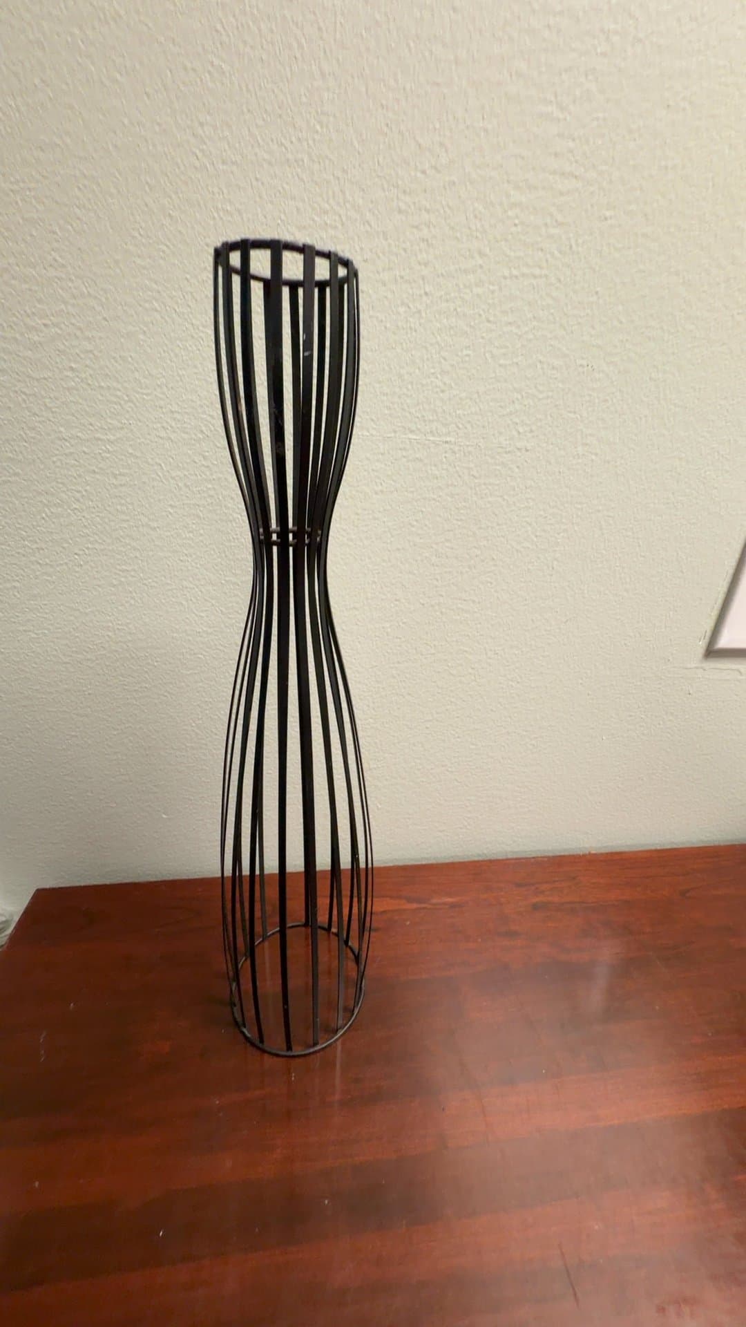 Metal Wire Vase Holder - Image 1