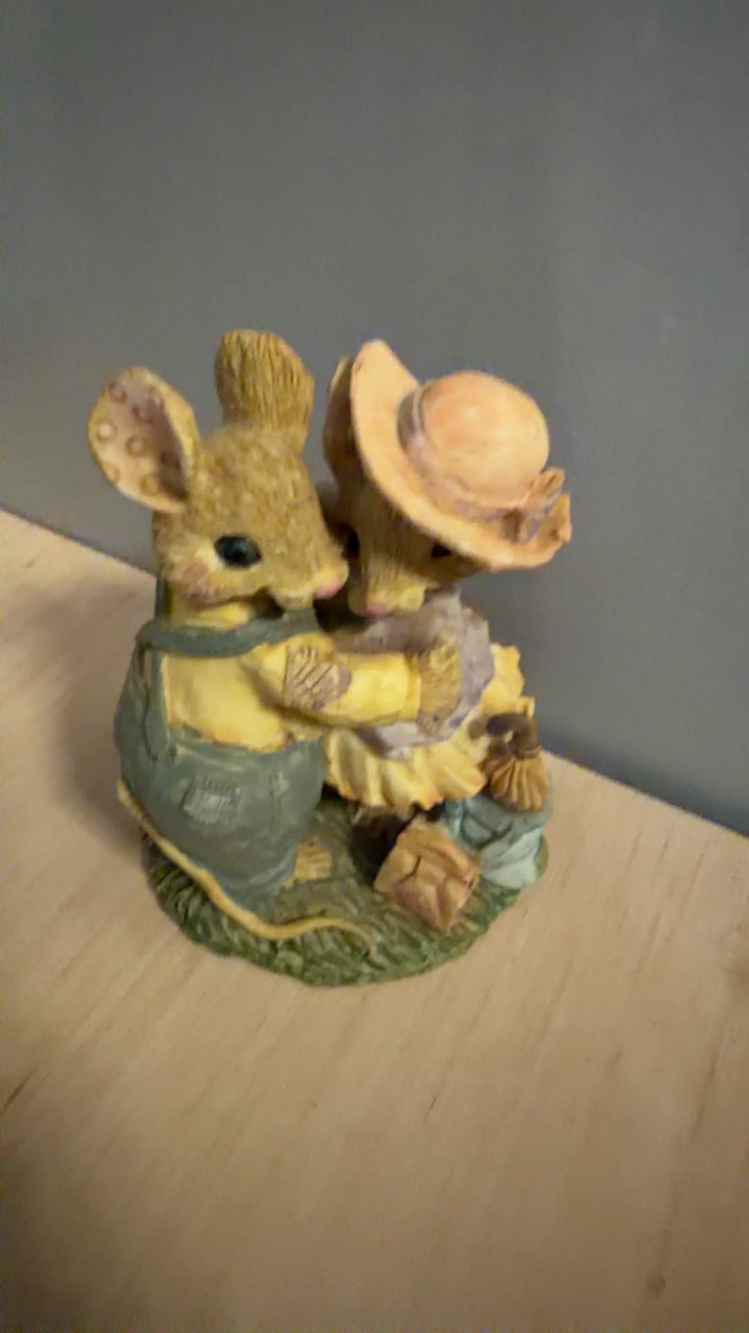 Country Mouse Couple Hugging Resin Figurine - Image 1