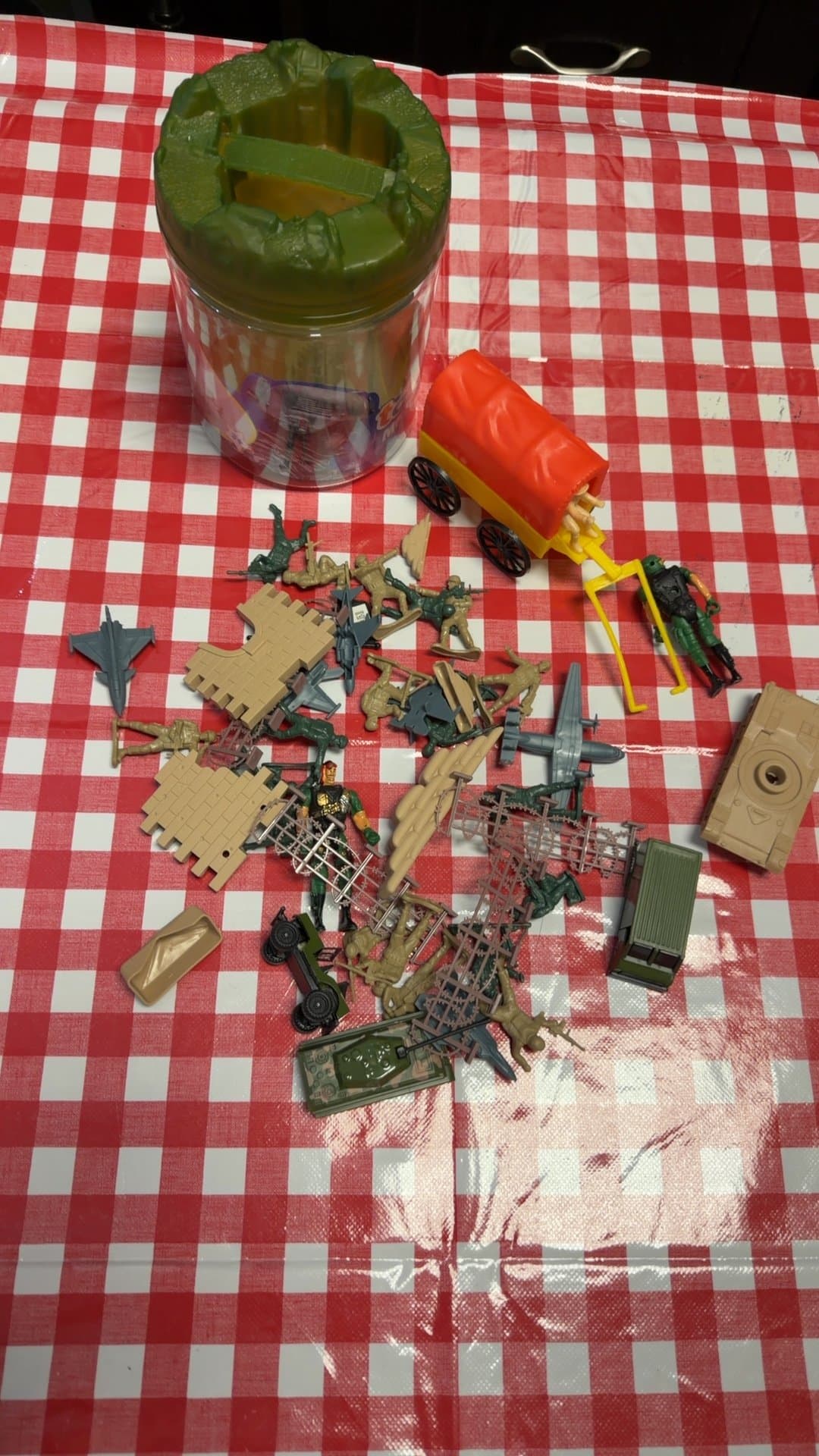 Plastic Army Men Playset with Vehicles and Bucket - Image 1