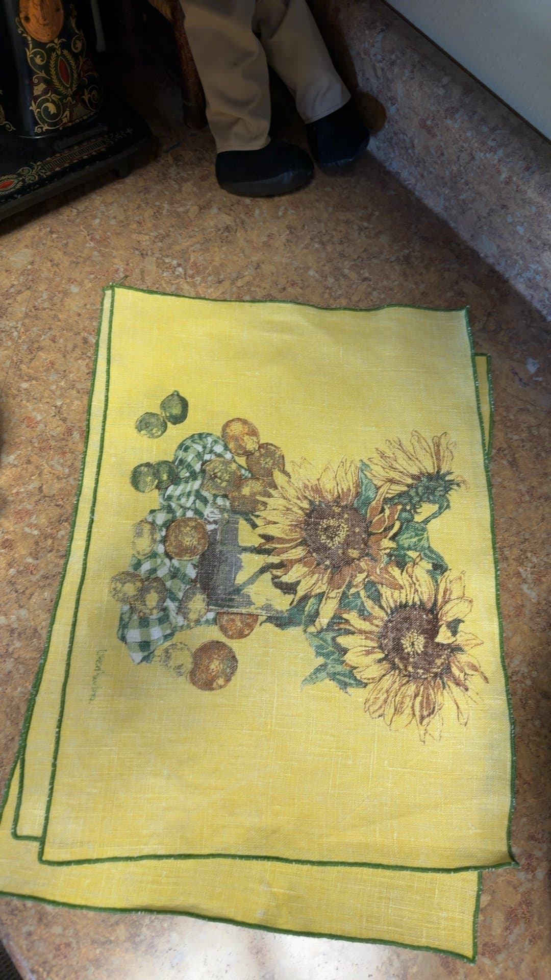 Vintage Sunflower Motif Linen Tea Towel - Image 1