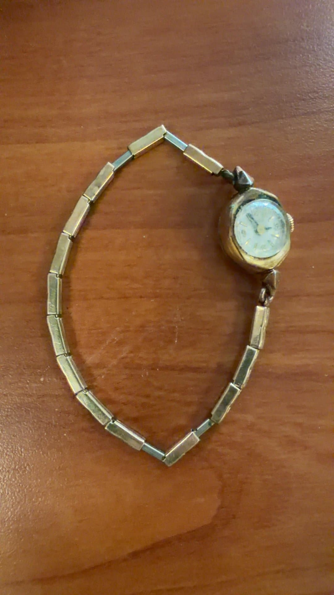 Vintage Analog Women's Watch - Image 1