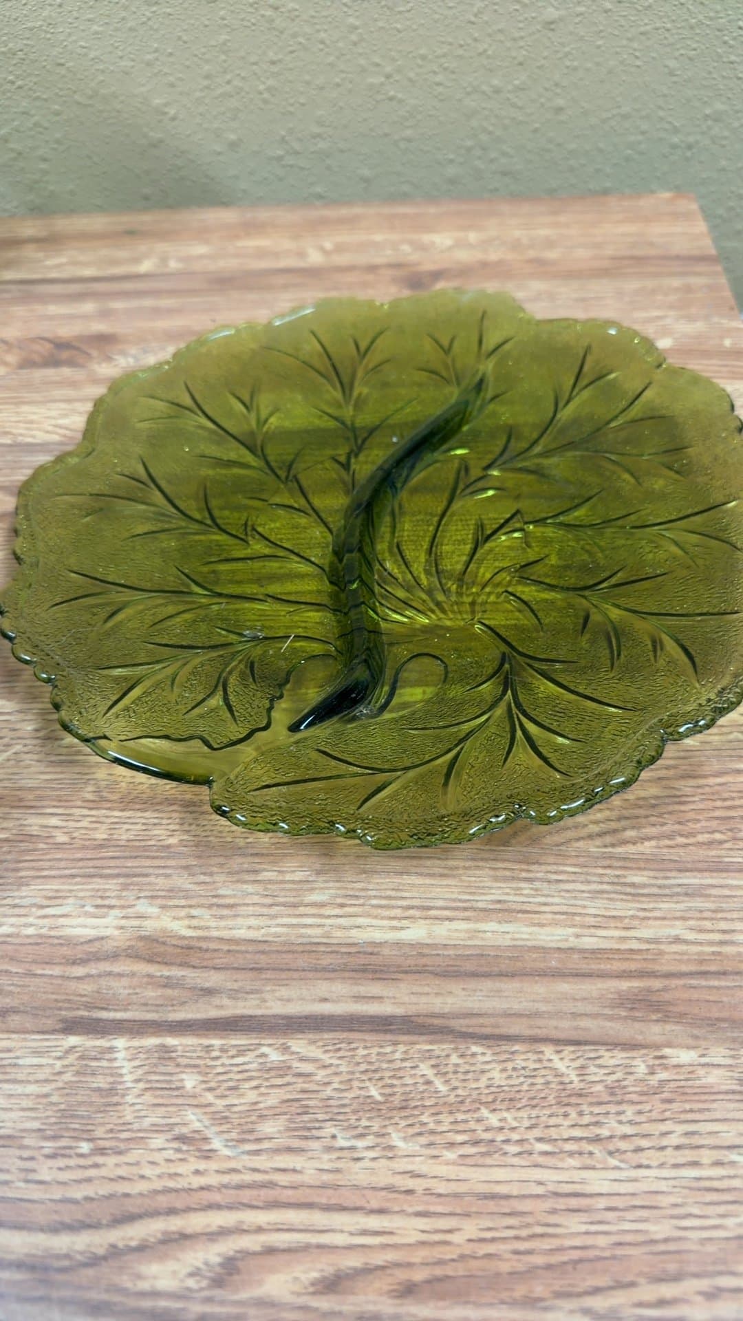 Vintage Green Leaf-Shaped Glass Dish - Image 1