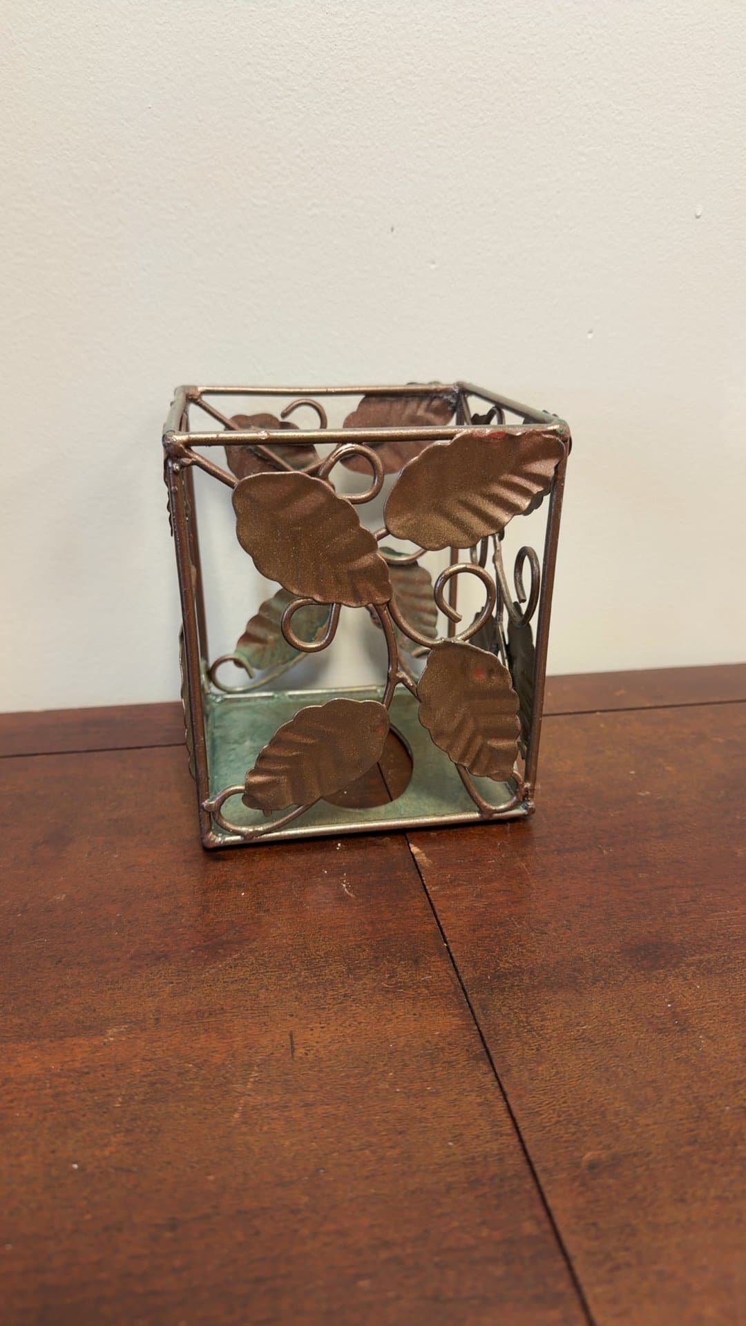 Metal Leaf Design Candle Holder - Image 1