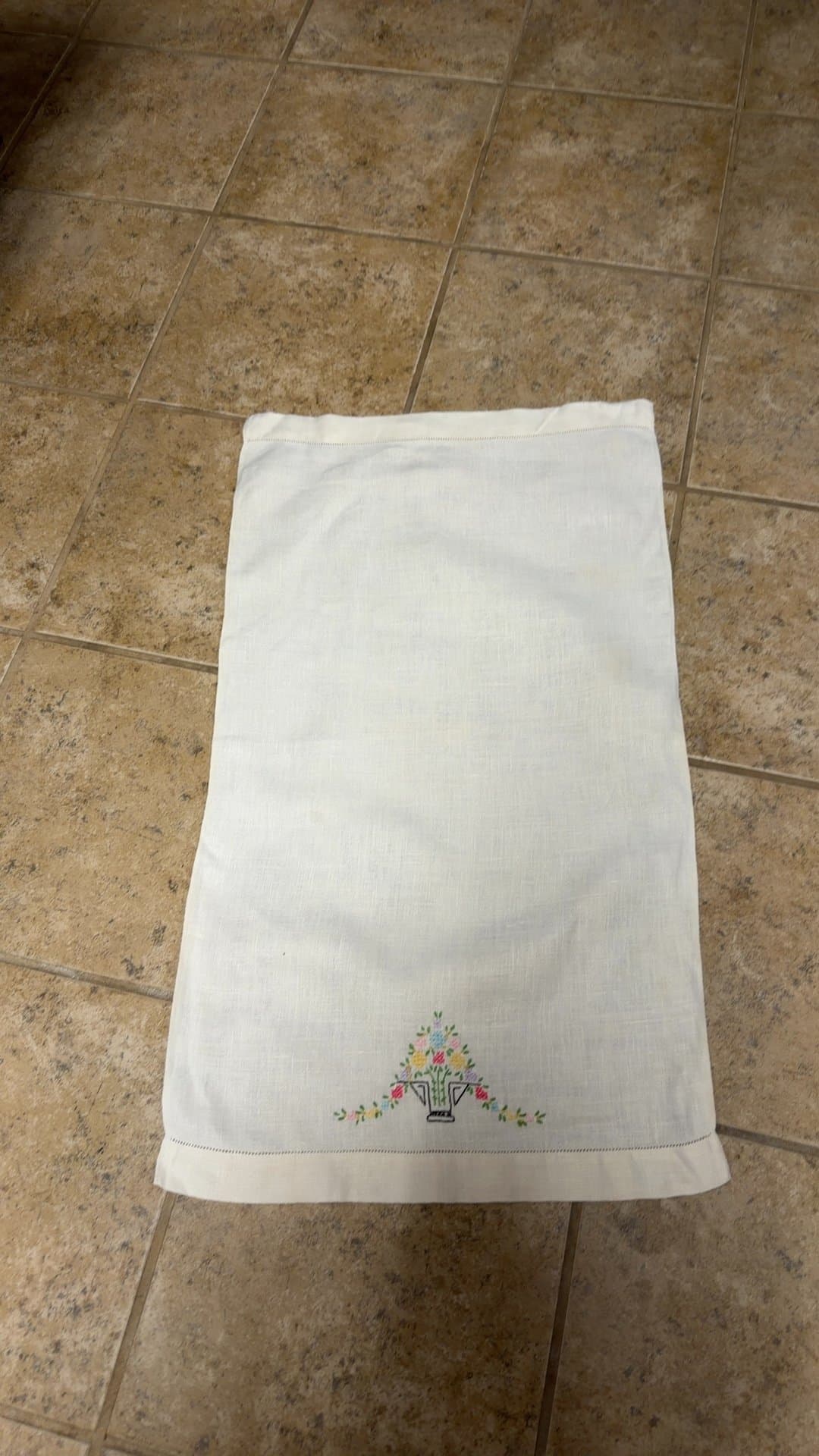 Embroidered Linen table scarf - Image 1