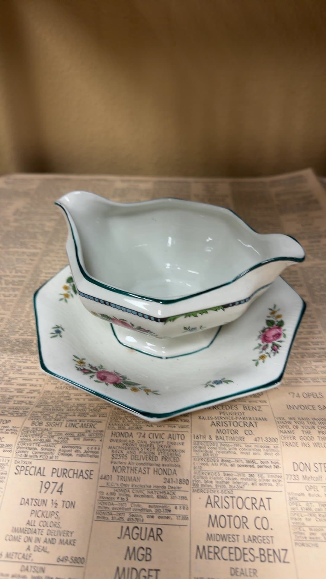 One piece Gravy boat -chipped Vintage Wood and Sons - Image 1
