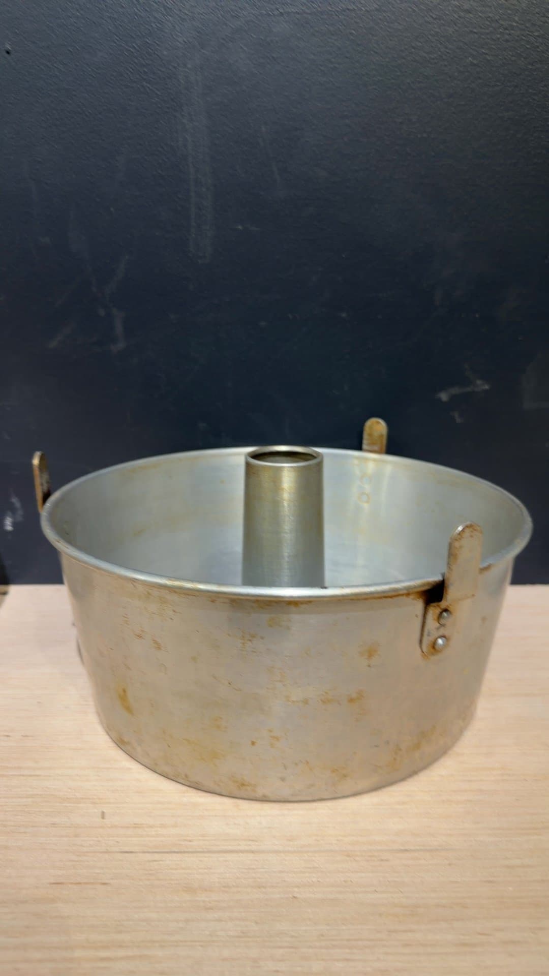 Aluminum Angel Food Cake Pan with Removable Bottom - Image 1