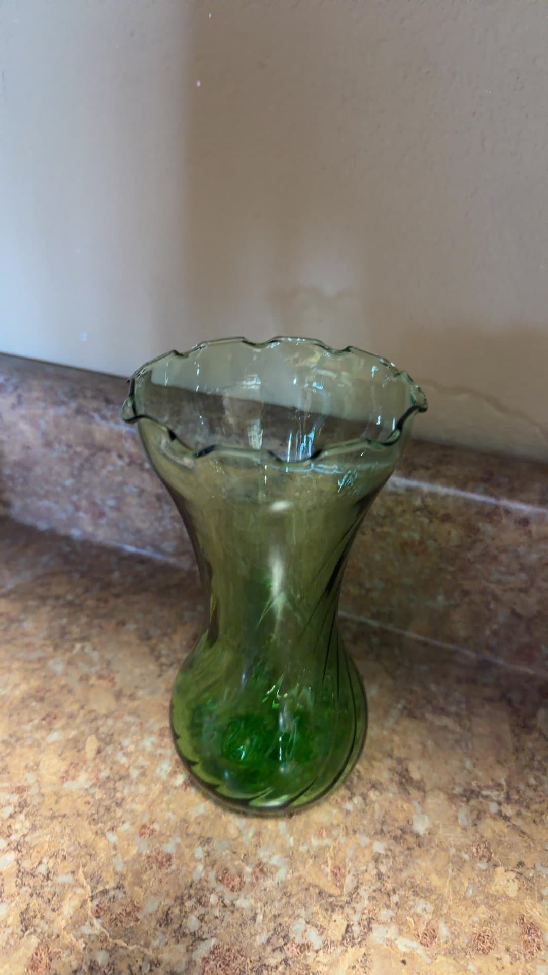 Emerald Green Glass Swirl optic vase -1970's - Image 1