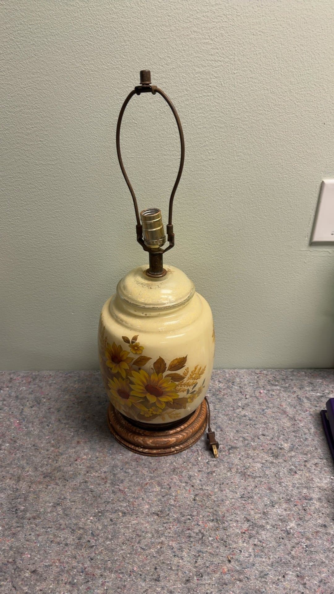 Vintage Ceramic Table Lamp with Floral Design - Image 1