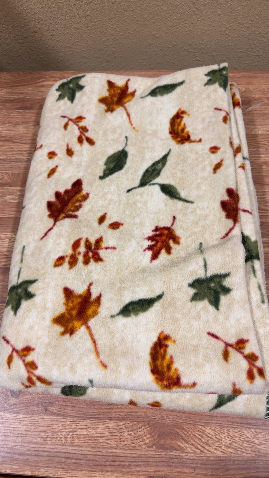 Autumn Leaf Patterned Fleece Blanket - Image 1