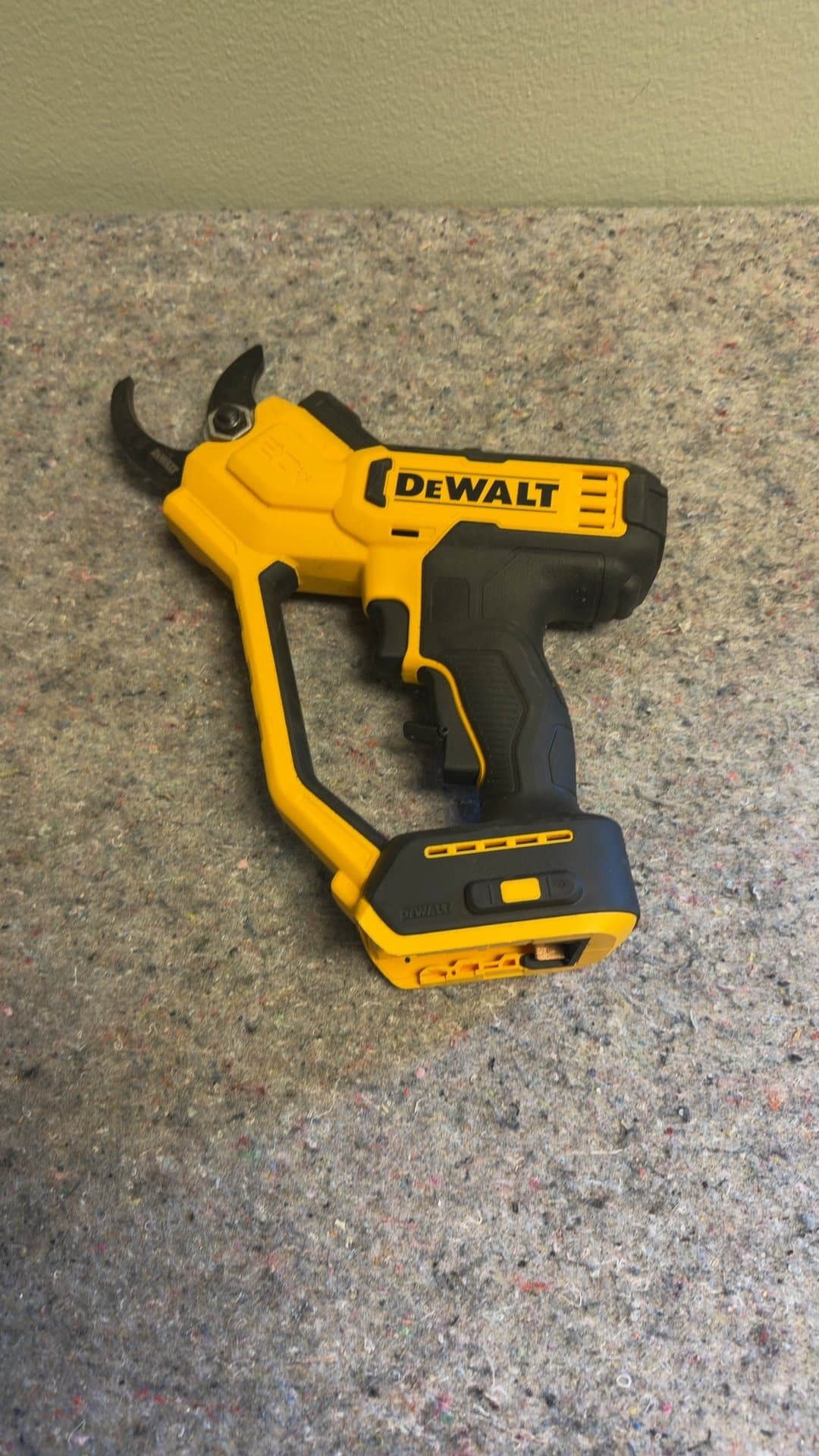 DeWalt Cordless Pruning Shears - Image 1