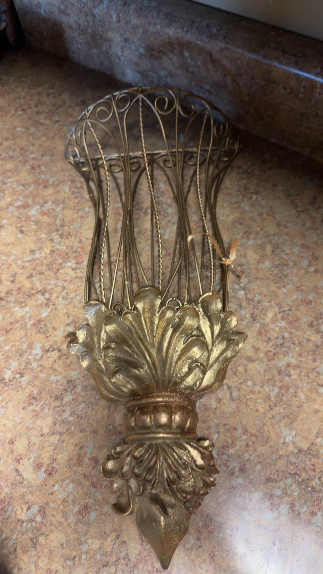 Baroque style metal wire wall pocket - Image 1