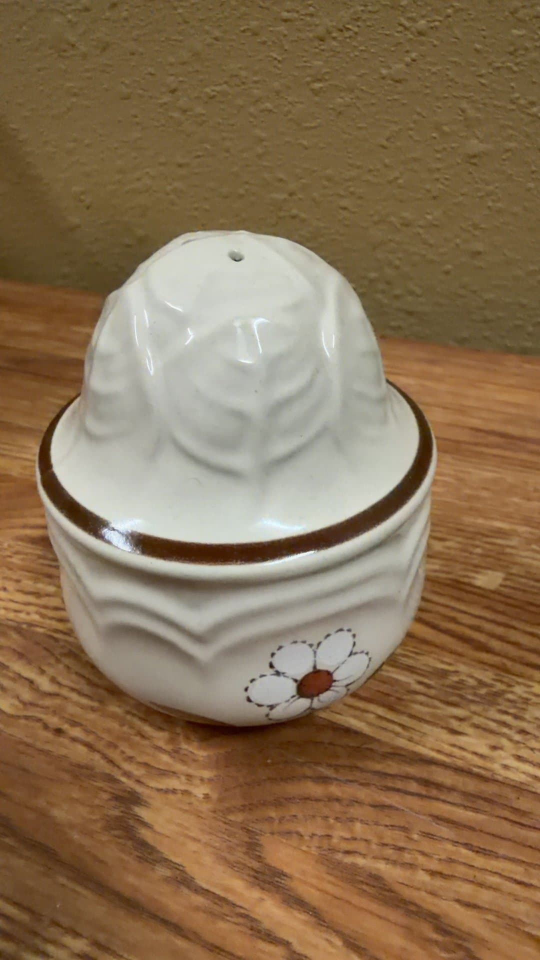 "Mayblossom" pattern Hearthside Cumberland shaker (just 1) - Image 1