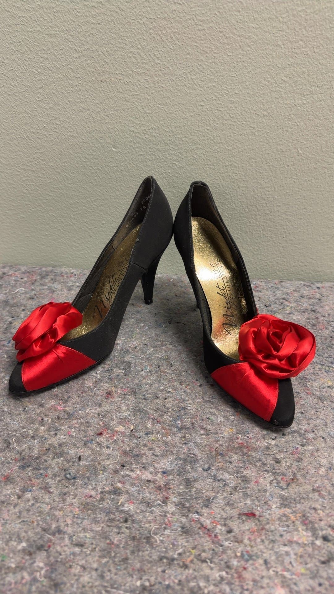 Life Stride Black and Red Satin Pumps - Image 1