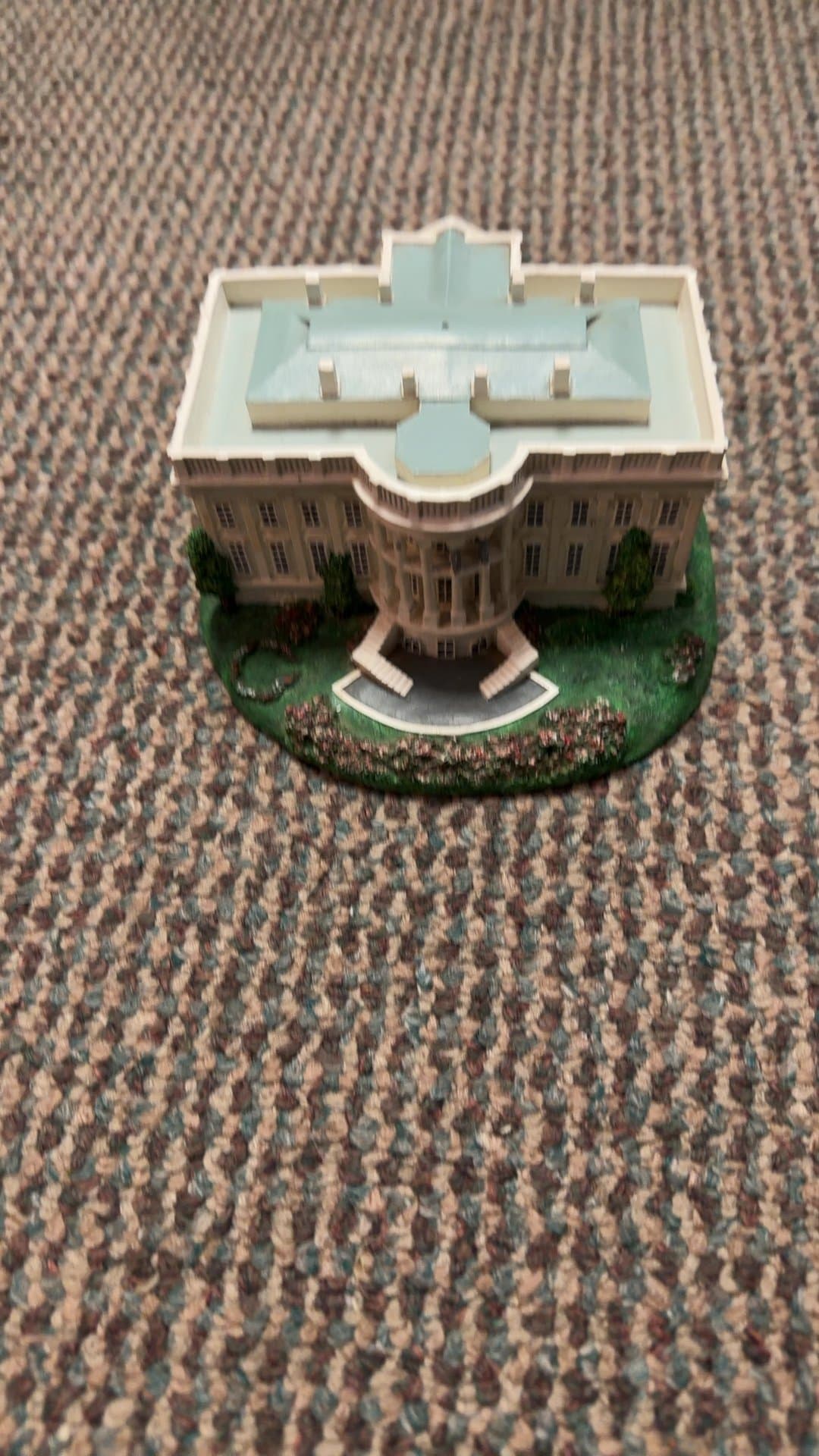 Danbury Mint 1993 White House Scale Model - Image 1