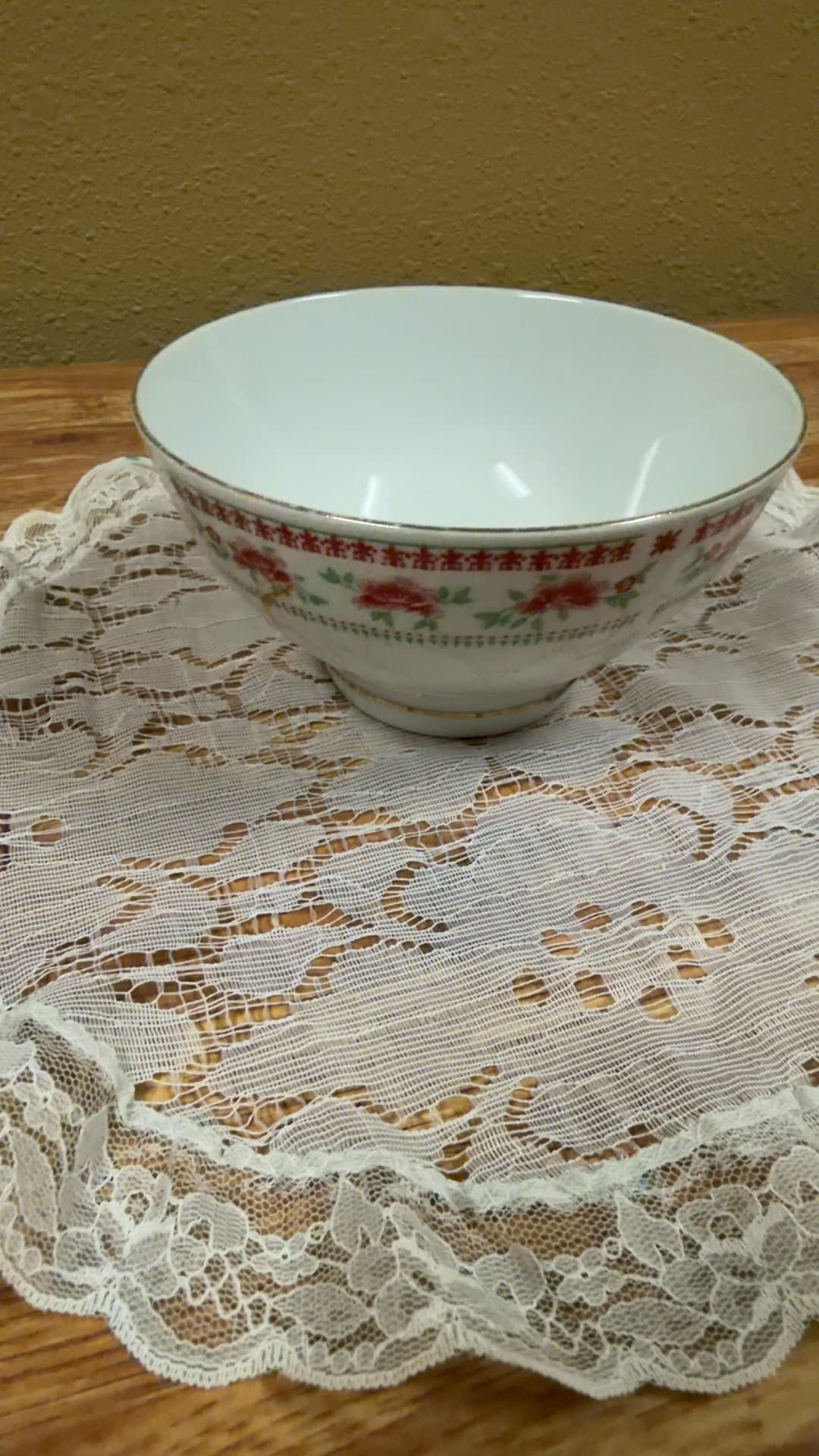 Decorative Ceramic Bowl with Floral Pattern - Image 1