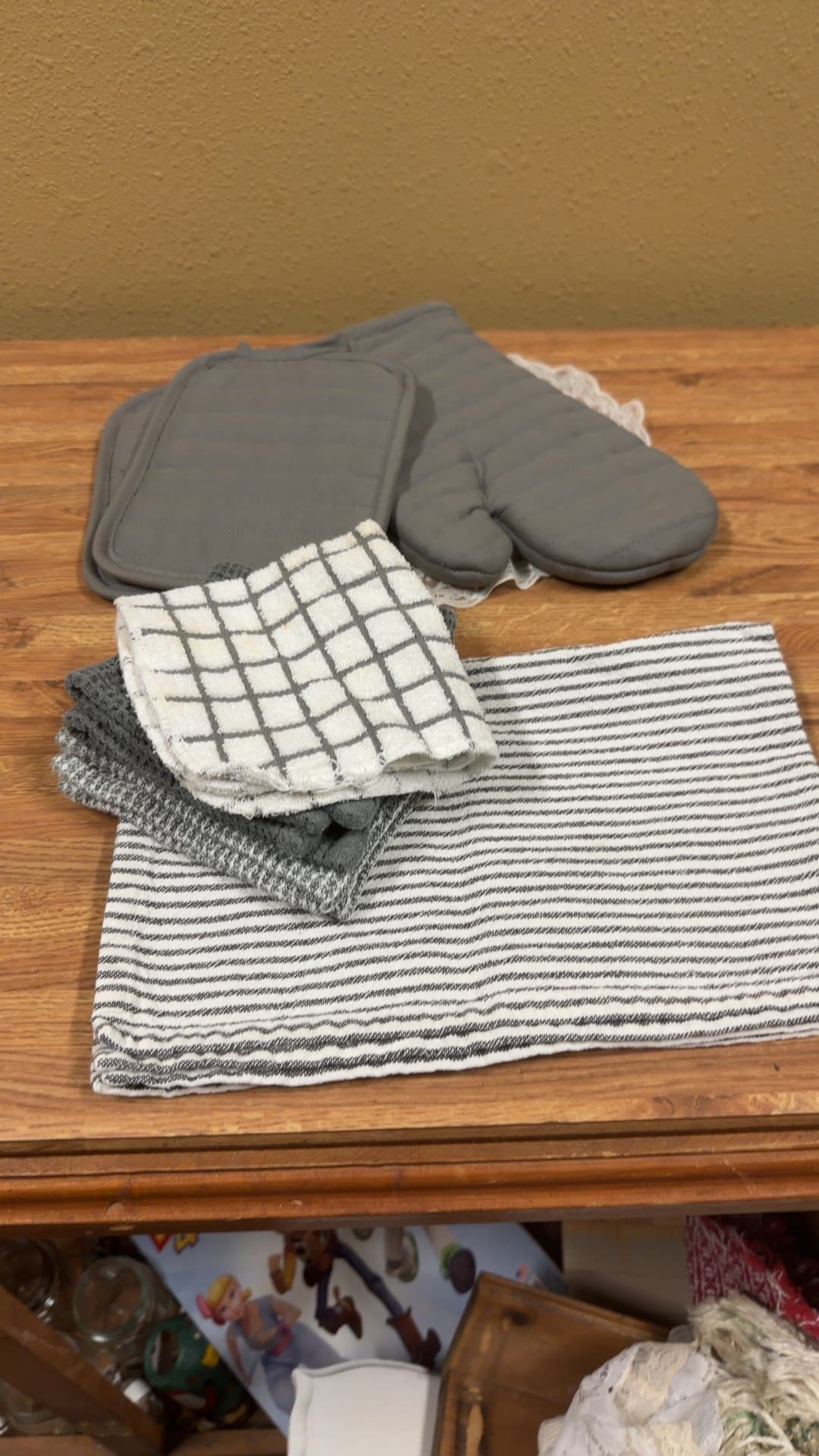 Kitchen Towel and Oven Mitt Set - Image 1