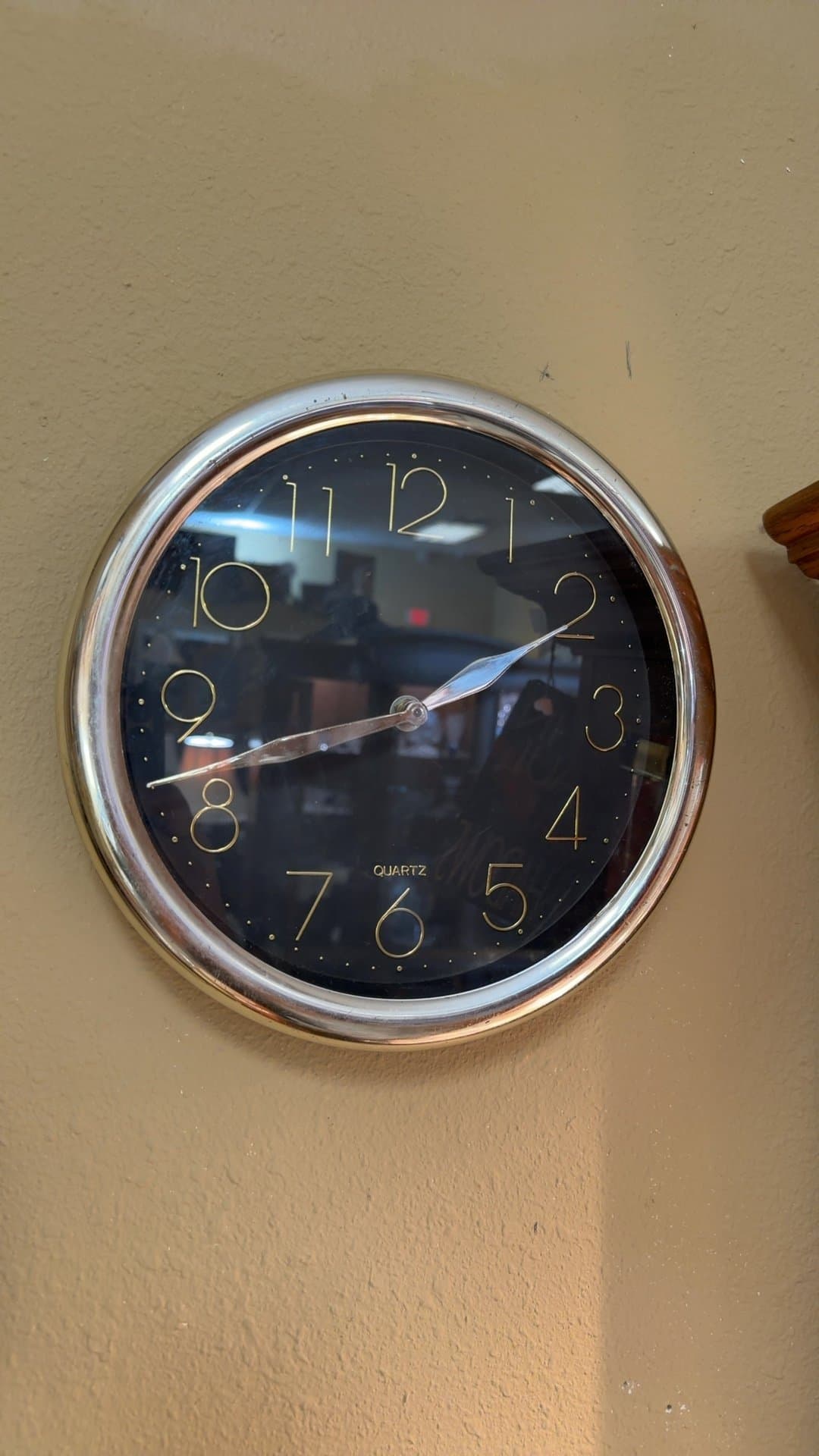 Round Quartz Wall Clock - Image 1