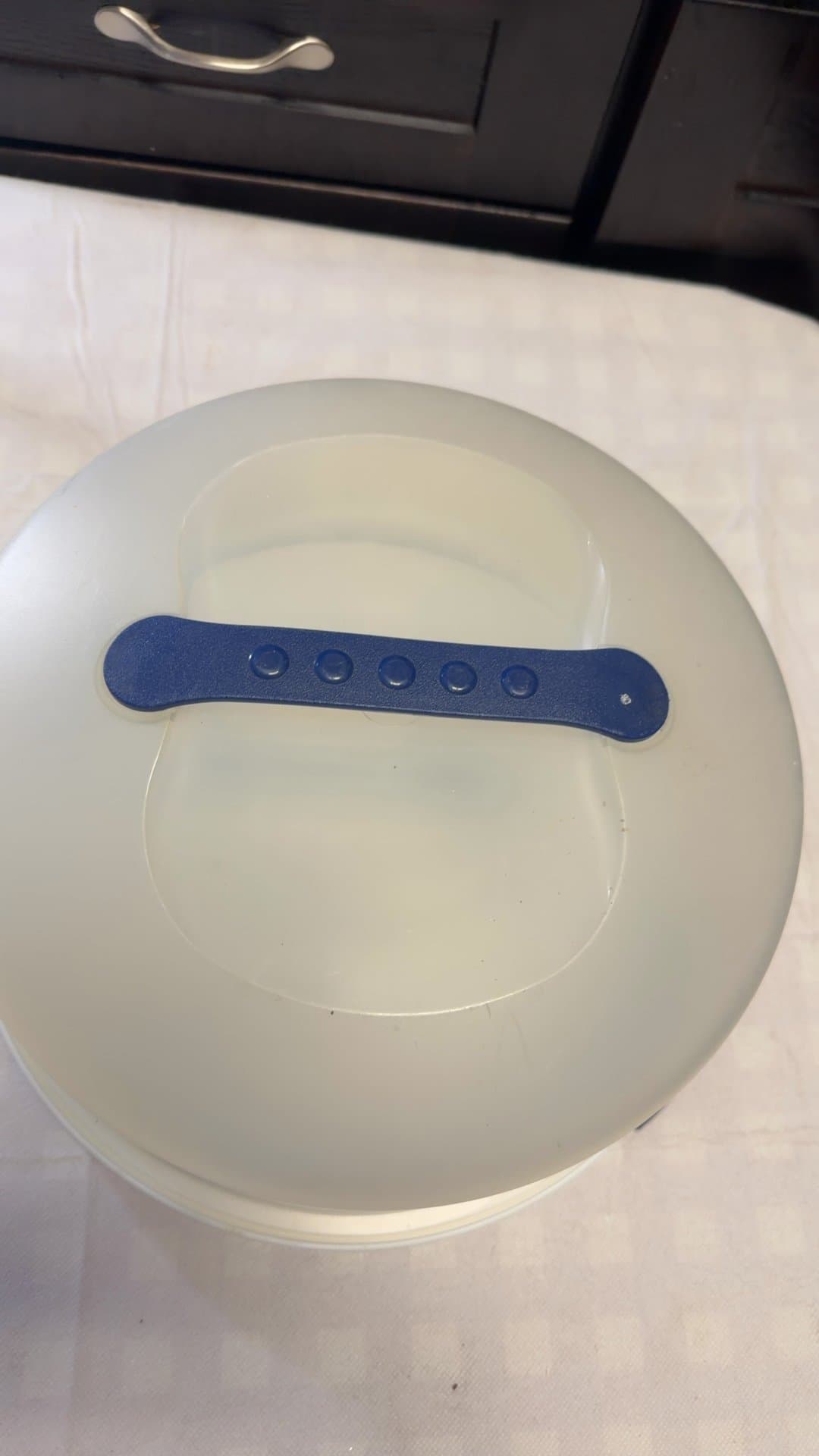 Sterilite Round Plastic Cake Saver Container - Image 1