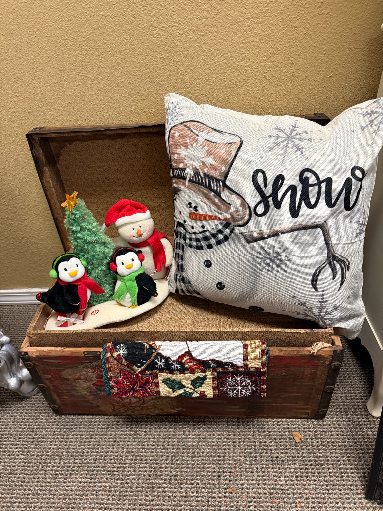 Christmas Decorative Set with Pillow and Plush Toys